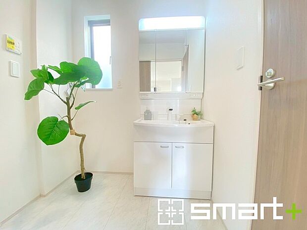 〜明るい洗面スペース〜 ・窓から明るい陽が入り、気持ちよく朝の支度ができますね。 ・使い勝手の良い三面鏡タイプのシャワー付き洗面化粧台。鏡の裏に収納があるので洗面台周りもスッキリ。 