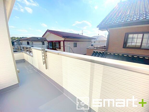 〜洗濯物も干しやすいバルコニー〜 ・陽当たり良好な南側のバルコニーは2部屋から出入りができて毎日のお洗濯も快適。 ・テラス屋根等のオプションもお気軽にご相談くださいませ。 