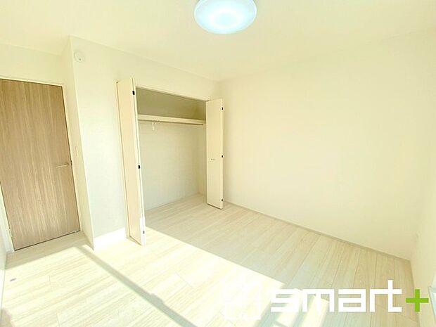 〜明るく暖かな光が差し込む洋室〜 ・大きな窓からたっぷりの光が舞い込み、お部屋全体を優しく包み込んでくれます。 ・大容量の収納スペースで整理整頓しやすく、生活空間が広がりますね。 