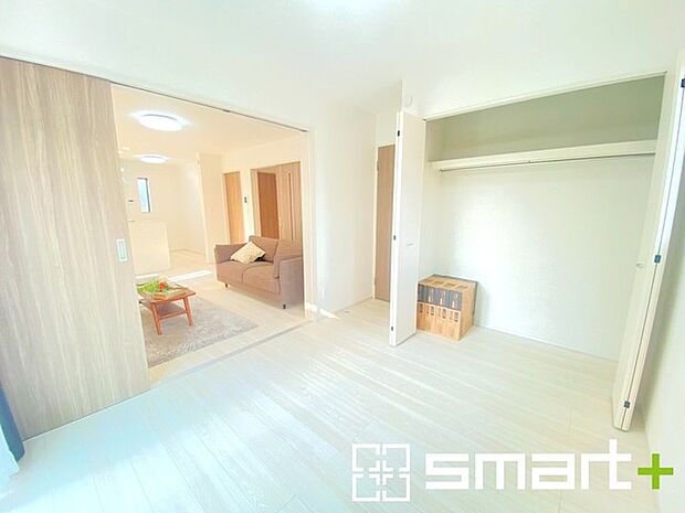 〜リビング横の洋室〜 ・お子様のプレイルームや趣味のお部屋など、用途様々な1階洋室。 ・リビングの続き間はもちろん、寝室としても使えます。収納付きで2面採光の明るい空間が広がります。 