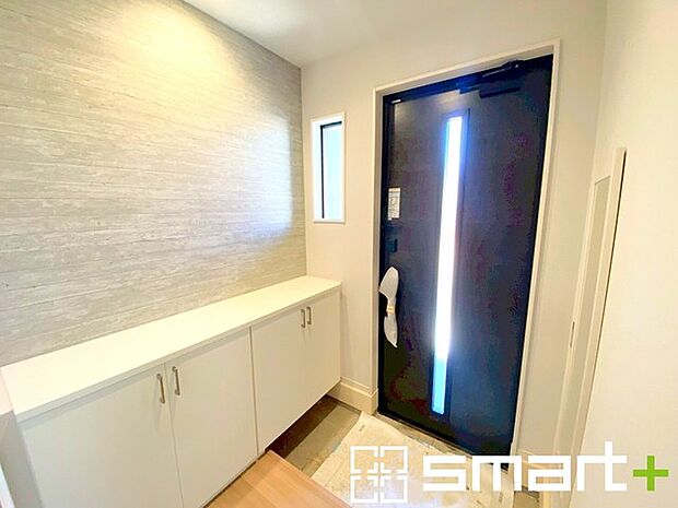 〜穏やかな陽が入る玄関〜 ・窓に加えて玄関ドアのガラス部分からも穏やかな陽が入り、明るい玄関になります。 ・備え付けのシューズボックスはたっぷりしまえて玄関がスッキリ片付きますね。