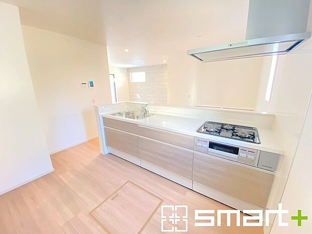 〜人気のカウンターキッチン〜 ・キッチンには余計な柱が無いので、リビングが見渡せ開放感のある造りとなっております。 ・蛇口には浄水器が内蔵されるなど機能面でも優れたキッチンです。 