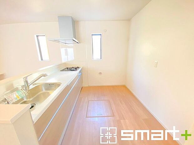 ~使い勝手の良いシステムキッチン~ ・料理がしやすい設計のキッチンでお料理もはかどりますね。 ・もちろんキッチン下部は収納になっておりますので、フライパンなども収納可能です。