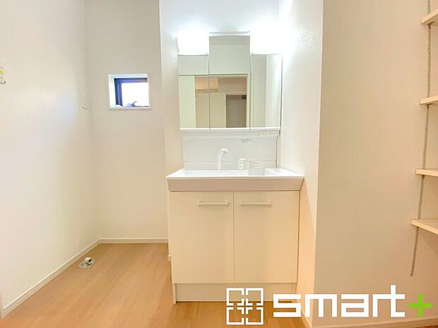 〜収納も充実の洗面所〜 ・洗面所にはリネンスペースを設ける事でタオルや洗剤などの置場にも困りません。 ・意外とリネンスペースがある物件は少ないので、ぜひ現地でその魅力をご確認ください。 