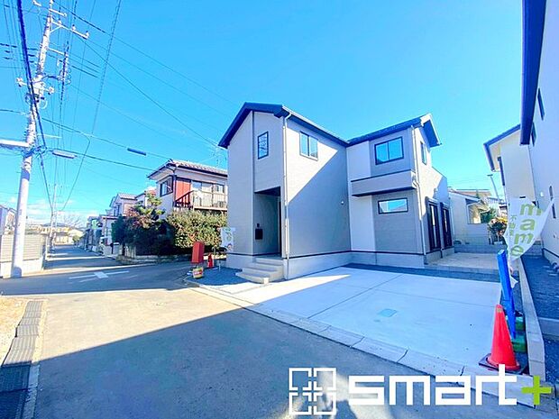 ~閑静な住宅街の立地~ ・周辺は閑静な住宅街となっておりますので、静かな暮らしをご実現いただけます。 ・前面道路の交通量も多くないので、小さなお子様がいるご家庭でもご安心ですね。