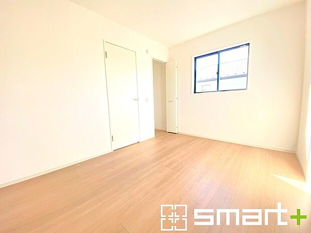 ~バルコニーに面した洋室~ ・バルコニー側の大きな窓から穏やかな陽が差し込む明るい洋室はウォークインクローゼット付。 ・ゆとりある広さでご夫婦やご兄弟でもゆったりお過ごしいただけます。