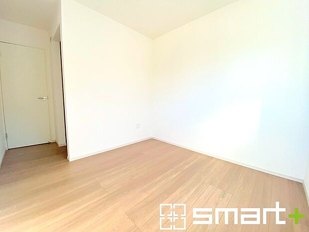 ~2面採光の明るいお部屋~ ・洋室は2面採光とする事で穏やかな陽の入る明るい空間となっております。 ・くつろぎのプライベート時間を明るい空間で穏やかにお過ごしいただけます。