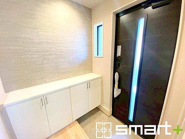 ~穏やかな陽が入る玄関~ ・窓に加えて玄関ドアのガラス部分からも穏やかな陽が入り、明るい玄関になります。 ・備え付けのシューズボックスはたっぷりしまえて玄関がスッキリ片付きますね。