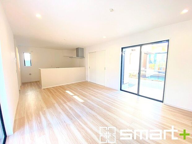 〜穏やかな陽の入るＬＤＫ〜 ・大きな窓のあるＬＤＫは陽当りも良好で明るい空間となっております。 ・ご家族団らんなど過ごす時間の多いＬＤＫが明るいのは嬉しいポイントですね。 