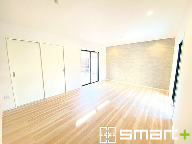 ~家族団らんにピッタリのLDK~ ・穏やかな陽だまりに包まれる居心地の良いLDKは、ご家族が自然と集まる憩いのスペースに。 ・家事をしながらご家族との会話が楽しめる人気のカウンターキッチンも魅力。