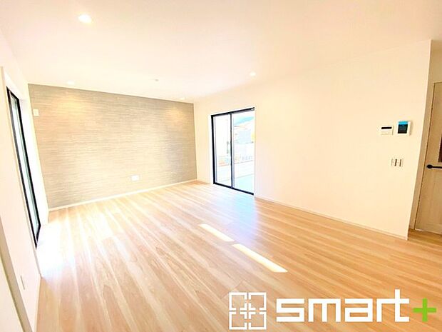 〜窓からはたっぷりの陽光〜 ・ご家族みんながゆったり寛げる広々としたリビングは、たくさんの窓からたっぷりの陽光が差し込む明るい空間。 ・アクセントクロスでシンプルなお部屋もメリハリのあるお部屋に。