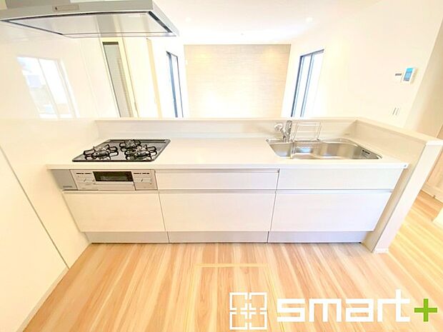 ~人気のカウンターキッチン~ ・キッチンには余計な柱が無いので、リビングが見渡せ開放感のある造りとなっております。 ・蛇口には浄水器が内蔵されるなど機能面でも優れたキッチンです。