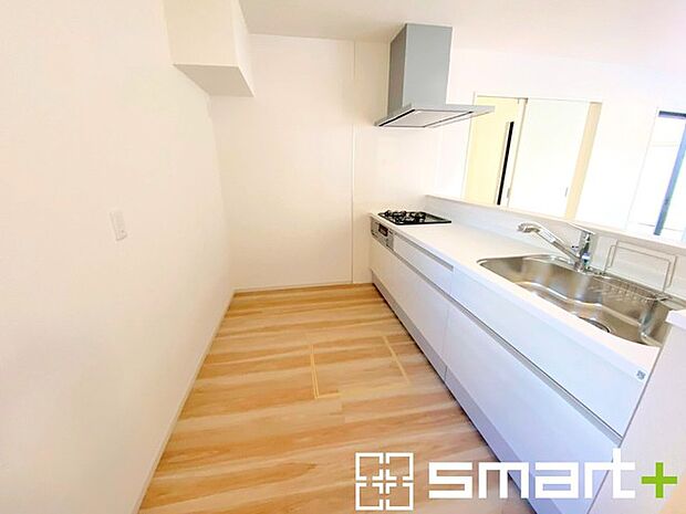 〜使い勝手の良いシステムキッチン〜 ・料理がしやすい設計のキッチンでお料理もはかどりますね。 ・もちろんキッチン下部は収納になっておりますので、フライパンなども収納可能です。 