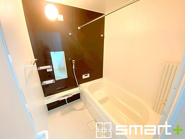 〜浴室乾燥機付きの浴室〜 ・浴室には乾燥機が付いているので雨の日でも洗濯物を干すことが可能です。 ・水はけの良い床材など機能面も充実。マイクロバルなどオプションもご相談くださいませ。 