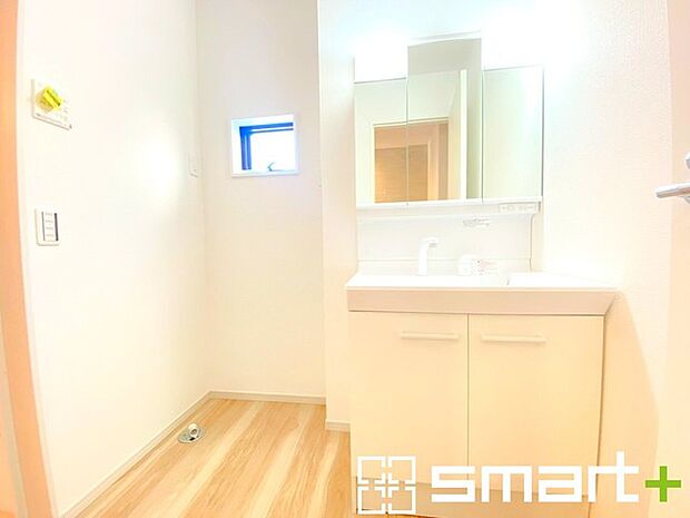 ~シャワー付き洗面台を採用~ ・洗面台の蛇口がホースで伸びシャワーとしてご利用可能。 ・朝の寝ぐせ直しなどにシャワーを使いたい時、洗面台の掃除をする際にも便利にお使いいただけますよ。