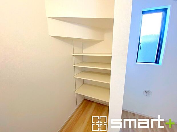 ~あると嬉しいパントリー~ ・キッチン横にはパントリー付。便利な可動棚付きで食材や台所用品のストックもたくさん出来ます。 ・散らかりがちなキッチン周りがスッキリ片付いて毎日の家事も快適。