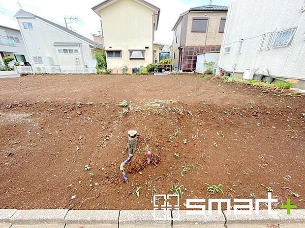 〜ベタ基礎でしっかりとした土台〜 ・コンクリートの中に鉄筋を配し強度を高めた「ベタ基礎」を採用。 ・しっかりとした土台を造ったうえで、その上に建物が築造されていきます。