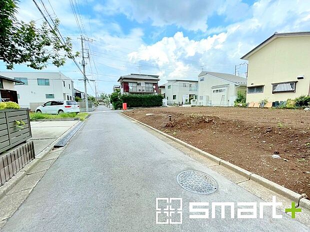 〜閑静な住宅街の立地〜 ・周辺は閑静な住宅街となっておりますので、静かな暮らしをご実現いただけます。 ・前面道路の交通量も多くないので、小さなお子様がいるご家庭でもご安心ですね。