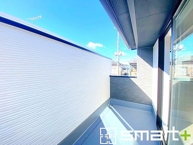 〜洗濯物も干しやすいバルコニー〜 ・バルコニーには物干し竿受けが標準装備されております。 ・テラス屋根等のオプションもお気軽にご相談くださいませ。 