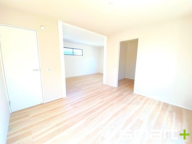 〜間取り変更も可能な洋室〜 ・2階18.2帖の洋室は間仕切りを造る事で2部屋に分ける事が可能。 ・ご家族の状況に応じて部屋の数を変更できるプランです。 