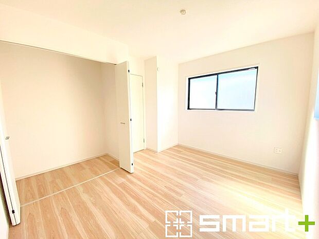 ~2面採光の明るいお部屋~ ・洋室は2面採光とする事で穏やかな陽の入る明るい空間となっております。 ・くつろぎのプライベート時間を明るい空間で穏やかにお過ごしいただけます。