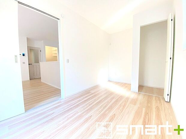 ~リビング横の洋室~ ・リビング横には開放感をプラスしてくれる洋室。収納スペース付きで寝室にもお使いいただけます。 ・お子様のプレイルームやお昼寝、趣味のお部屋など、用途様々ですね。