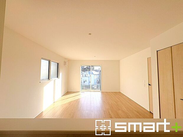 〜穏やかな陽の入るＬＤＫ〜 ・大きな窓のあるＬＤＫは陽当りも良好で明るい空間となっております。 ・ご家族団らんなど過ごす時間の多いＬＤＫが明るいのは嬉しいポイントですね。