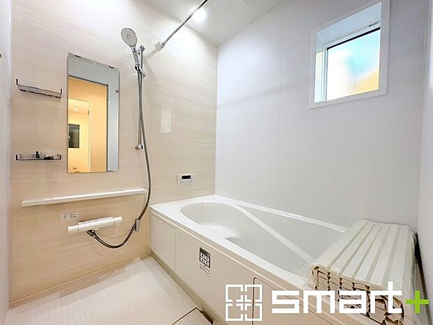 〜浴室乾燥機付きの浴室〜 ・浴室には乾燥機が付いているので雨の日でも洗濯物を干すことが可能です。 ・水はけの良い床材など機能面も充実。マイクロバルなどオプションもご相談くださいませ。 