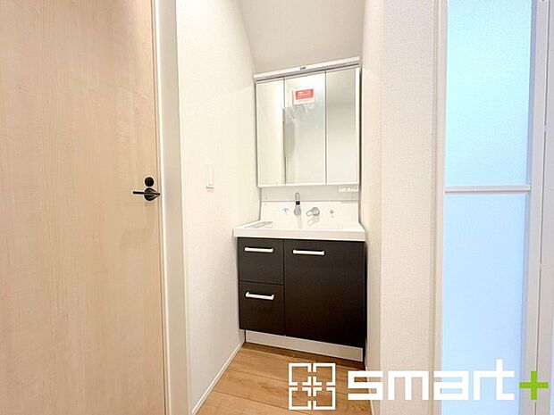 〜人気の三面鏡を採用〜 ・洗面台は三面鏡仕様なので鏡の角度を変える事で頭の後ろの方までご確認可能です。 ・鏡の裏が収納になっておりますので、洗面台周りもスッキリと片付きます。 