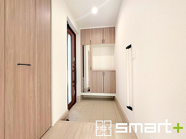 ~穏やかな陽が入る玄関~ ・玄関ドアにガラス部分を設ける事で穏やかな陽の入る玄関になります。 ・備え付けのシューズボックスはミラー付なのでお出かけ前のチェックに大活躍。