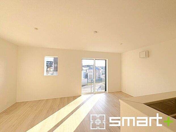 ~穏やかな陽の入るLDK~ ・大きな窓のあるLDKは陽当りも良好で明るい空間となっております。 ・ご家族団らんなど過ごす時間の多いLDKが明るいのは嬉しいポイントですね。