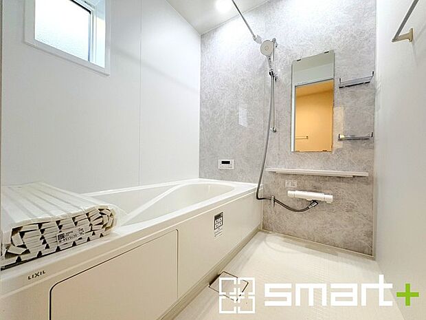 ~浴室乾燥機付きの浴室~ ・浴室には乾燥機が付いているので雨の日でも洗濯物を干すことが可能です。 ・水はけの良い床材など機能面も充実。マイクロバルなどオプションもご相談くださいませ。