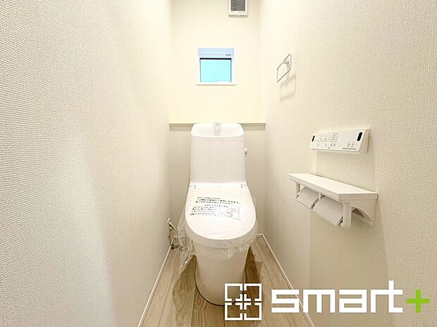 ~小窓付きの明るいトイレ~ ・使用後や掃除の際には新鮮な空気を取り込み換気ができます。 ・背面のスペースにちょっとした棚を設置すれば、トイレットペーパーのストックなども置けますね。