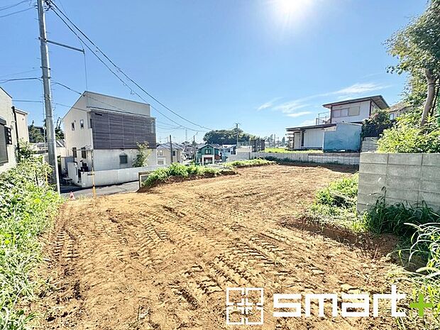 〜ベタ基礎でしっかりとした土台〜 ・コンクリートの中に鉄筋を配し強度を高めた「ベタ基礎」を採用。 ・しっかりとした土台を造ったうえで、その上に建物が築造されていきます。