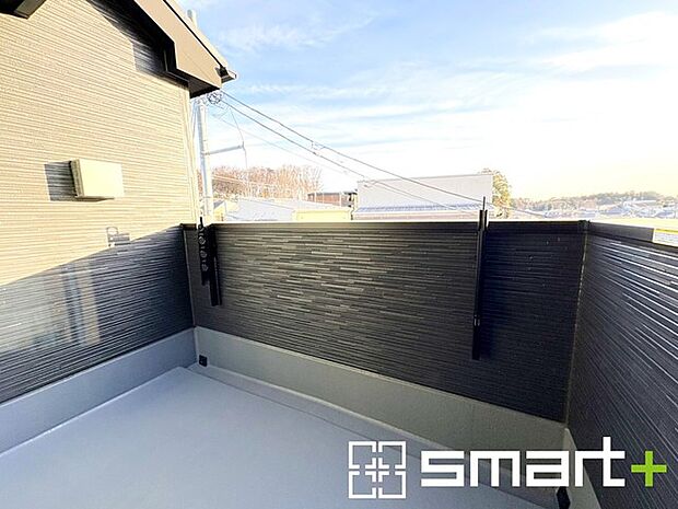 ~ワイドバルコニーを採用~ ・バルコニーはワイドタイプなので、洗濯物を沢山干す事が可能です。 ・テラス屋根などのオプションもお気軽にご相談くださいませ。