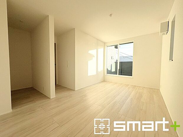 〜バルコニーに面した洋室〜 ・バルコニー側の大きな窓から穏やかな陽が差し込む明るい洋室はウォークインクローゼット付。 ・ゆとりある広さでご夫婦やご兄弟でもゆったりお過ごしいただけます。 