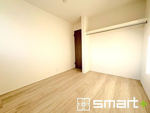 ~2面採光の明るいお部屋~ ・洋室は2面採光とする事で穏やかな陽の入る明るい空間となっております。 ・くつろぎのプライベート時間を明るい空間で穏やかにお過ごしいただけます。