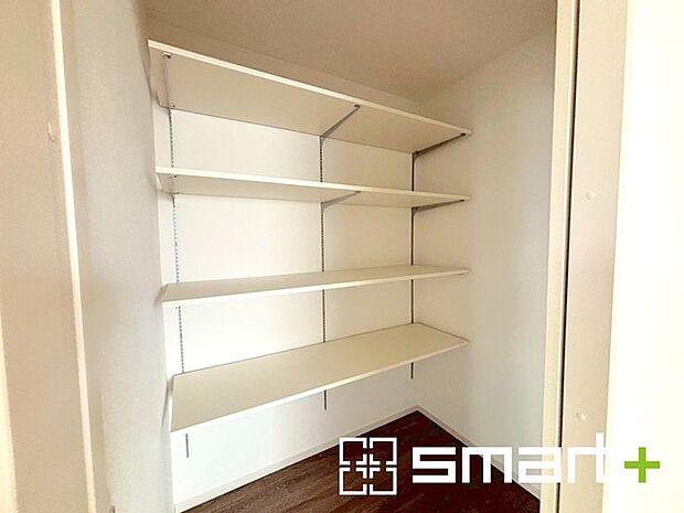 〜パントリーのあるお住まい〜 ・キッチン横にパントリー（食糧庫）をご用意。買い溜めした食材などはもちろん、ティッシュなどの置場としてもご利用いただけます。 ・ぜひ現地でご確認くださいませ。 