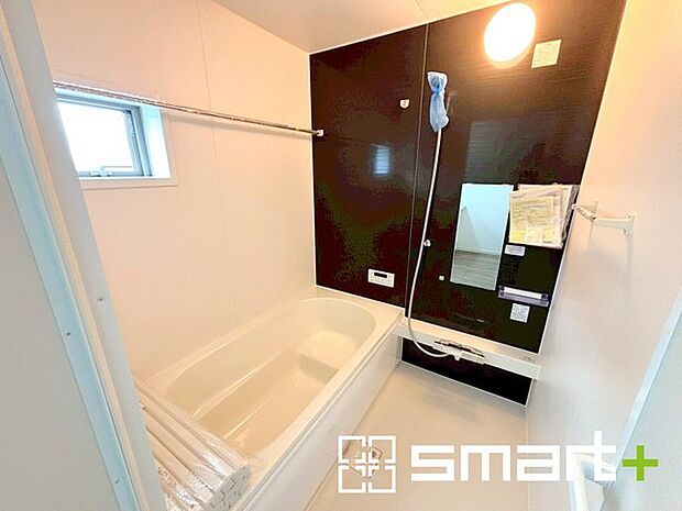 〜暖房乾燥機付きの浴室〜 ・ヒートショック対策にもなる浴室暖房を標準装備。冬場でも暖かくしてからご入浴が可能です。 ・もちろん乾燥機も付いておりますので、雨の日でも洗濯物を干せますよ。 