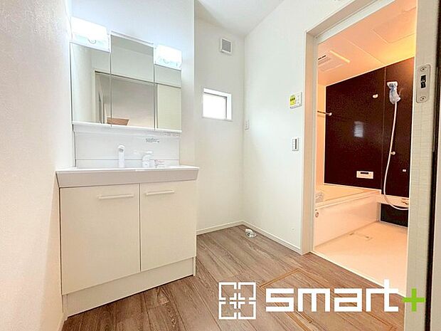 〜人気の三面鏡を採用〜 ・洗面台は三面鏡仕様なので鏡の角度を変える事で頭の後ろの方までご確認可能です。 ・鏡の裏が収納になっておりますので、洗面台周りもスッキリと片付きます。 