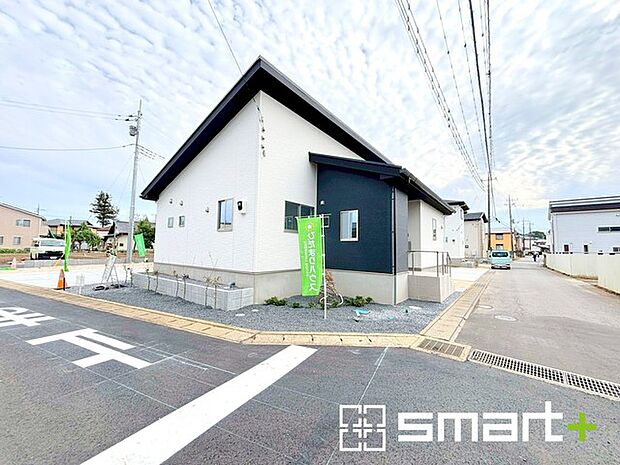 〜開放感ある角地のお住まい〜 ・2方向が空く事で開放感のある角地に位置しております。 ・窮屈な感じが無く、ゆったりと暮らせるこの魅力をぜひ現地でご体感くださいませ。