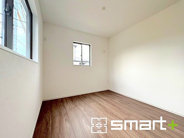 〜収納豊富な洋室〜 ・各居室に備え付けの収納をご用意。タンスなどを置く場合と比べ出っ張らないので部屋の中を有効のご活用いただけます。 ・収納の広さなどぜひ現地でご確認くださいませ。 