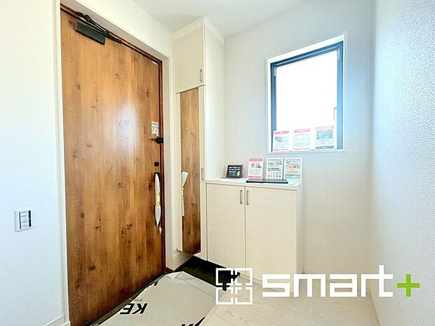 〜明るい玄関でお出迎え〜 ・圧迫感がなくスッキリ広々とした印象の玄関。窓からは明るい陽光が差し込みます。 ・備え付けのシューズボックスはミラー付なので朝やお出かけ前の身支度チェックに大活躍。 