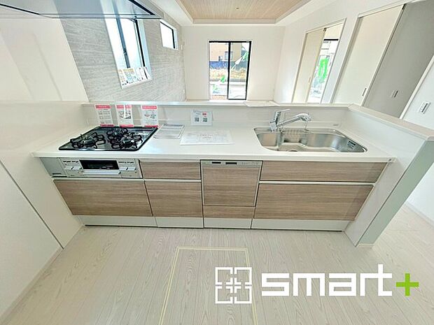 〜人気のカウンターキッチン〜 ・キッチンには余計な柱が無いので、リビングが見渡せ開放感のある造りとなっております。 ・蛇口には浄水器が内蔵されるなど機能面でも優れたキッチンです。 