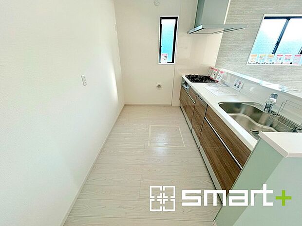 〜使い勝手の良いシステムキッチン〜 ・料理がしやすい設計のキッチンでお料理もはかどりますね。 ・もちろんキッチン下部は収納になっておりますので、フライパンなども収納可能です。 