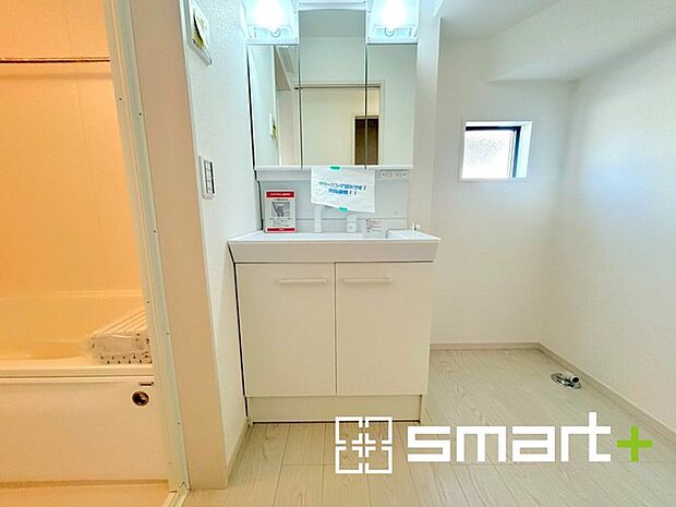 〜人気の三面鏡を採用〜 ・洗面台は三面鏡仕様なので鏡の角度を変える事で頭の後ろの方までご確認可能です。 ・鏡の裏が収納になっておりますので、洗面台周りもスッキリと片付きます。 