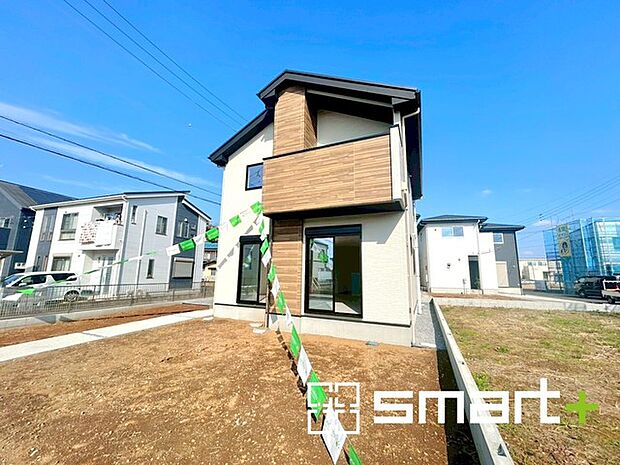 〜お庭もある余裕の敷地〜 ・広々した敷地にはお庭もご用意。お庭があるだけで余裕を感じますね。 ・防草シートや人工芝の敷設などのオプションもお気軽にご相談くださいませ。 