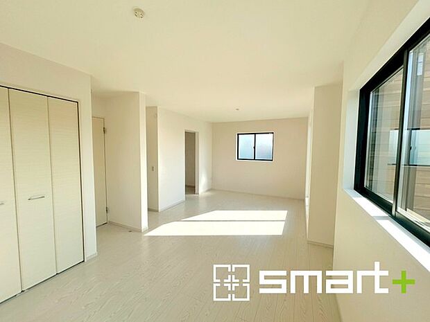 〜間取り変更も可能な洋室〜 ・将来こども部屋として1部屋を2部屋にできるフレキシブルルーム14.6帖。 ・ウォークインクローゼット付なのでお洋服や小物類などもスッキリ片付けられます。 