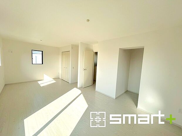 〜バルコニーに面した洋室〜 ・バルコニー側の大きな窓から穏やかな陽が差し込む明るい洋室はウォークインクローゼット付。 ・ゆとりある広さでご夫婦やご兄弟でもゆったりお過ごしいただけます。 