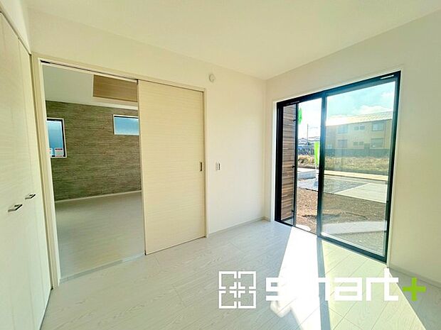 〜収納スペース付きの1階洋室〜 ・寝室はもちろん、お子様のプレイルームや趣味のお部屋など、用途様々な1階洋室。 ・リビングの続き間として利用すれば22帖超の広々空間になります。 